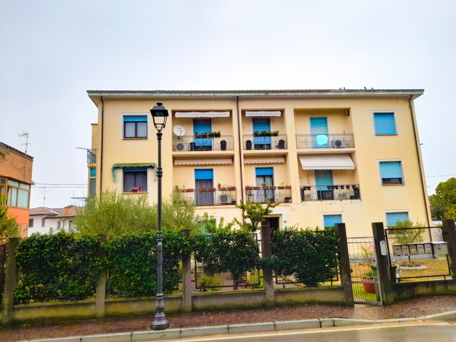 Vendesi appartamento trilocale al terzo piano € 52.000,00 - Foto Case In Vendita A Porto Viro
