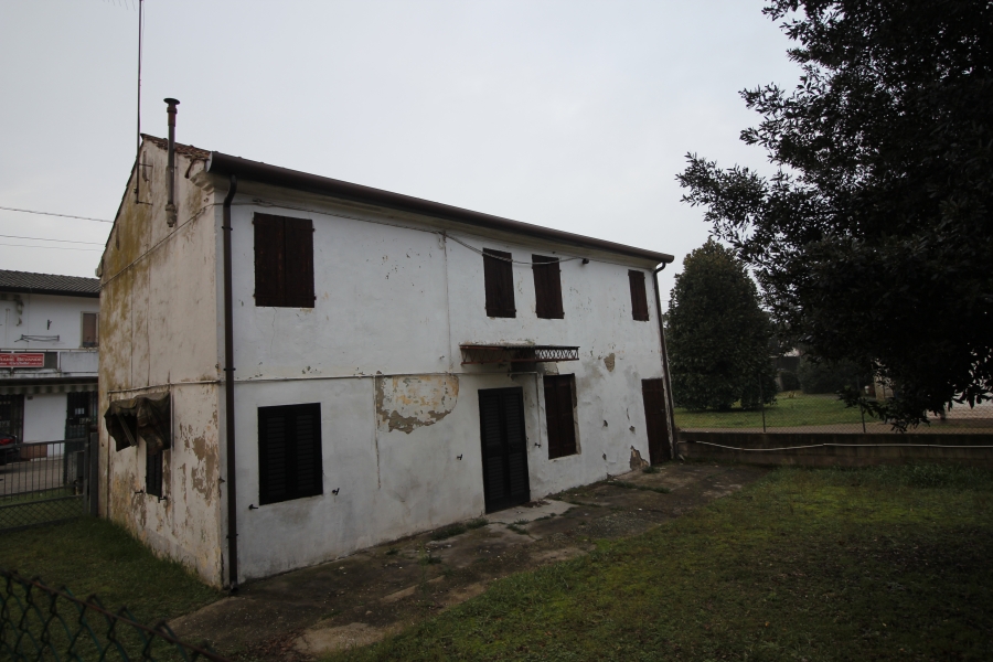 Vendesi casa singola da ristrutturare - Foto Case In Vendita A Porto Viro