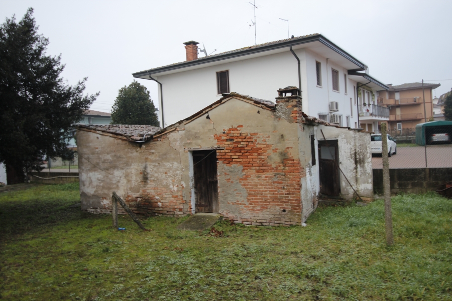 Vendesi casa singola da ristrutturare